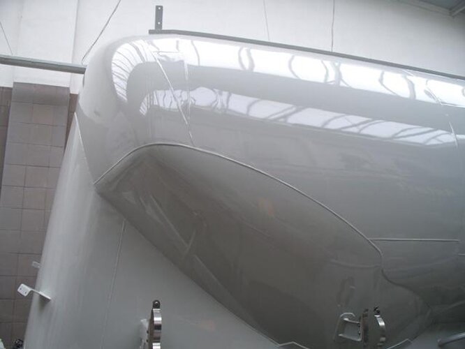 Po opravě – boční pohled Silový návěs po opravě po havárii a lakování – boční pohled