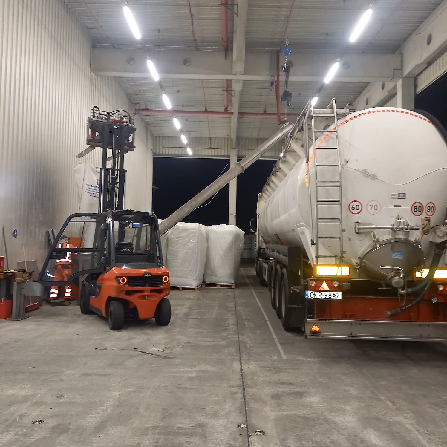 Transloading granulate from big-bags to a silo trailer