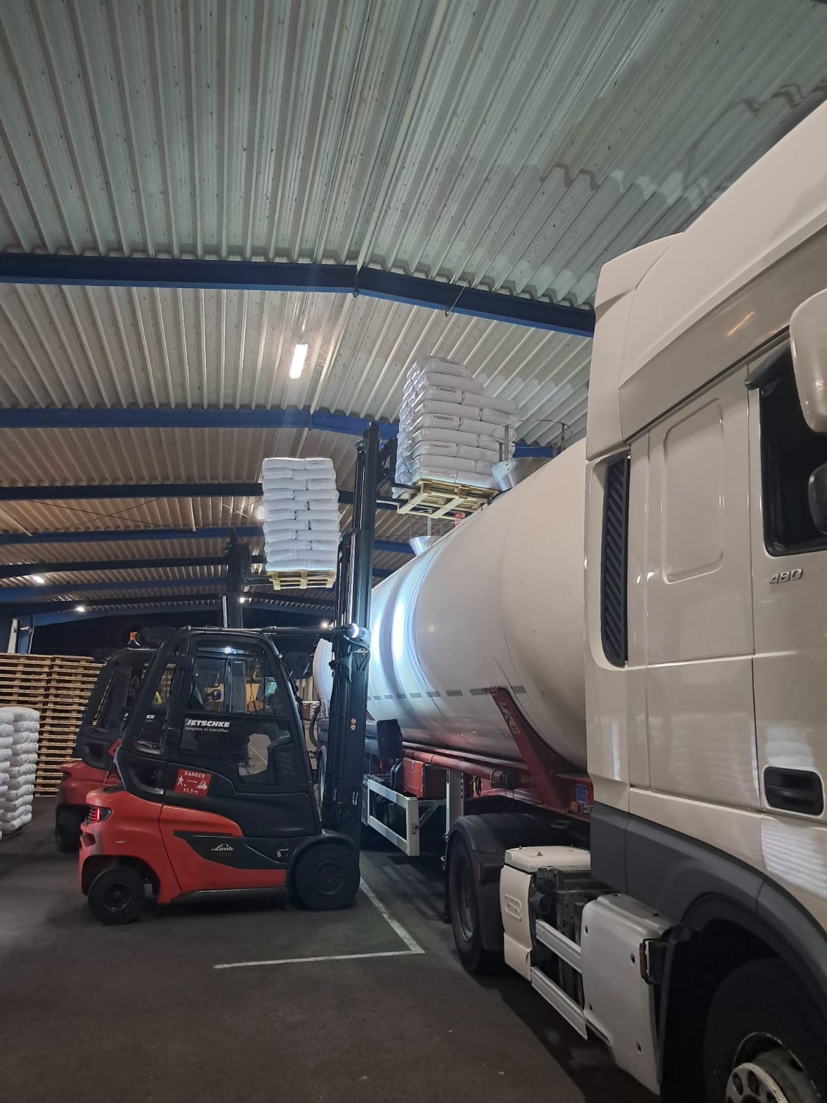 Przeładunek granulatu z big-bagów bez pneumatyki Przeładunek granulatu z big-bag na silonaczepę