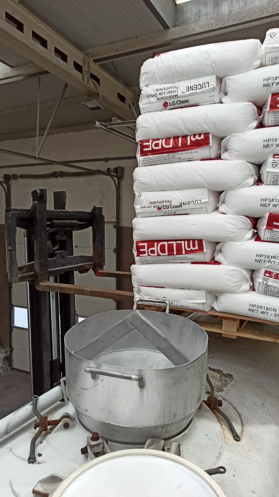 Przeładunek granulatu — recyklat z zakładu recyklingu chemicznego, PHS Magnum