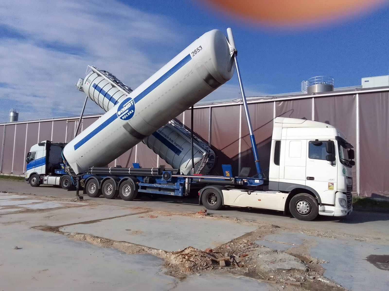 Big-bag vs Octabin vs 25 kg Bag – Granule Packaging Transloading granulate from big-bags to a silo trailer