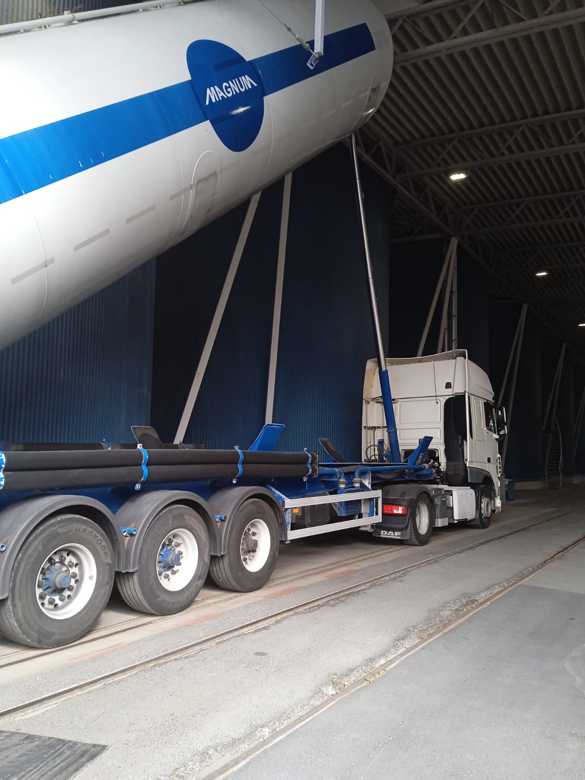 One Service for the Whole Fleet – Silo Trailers to Pumps Transloading granulate from big-bags to a silo trailer