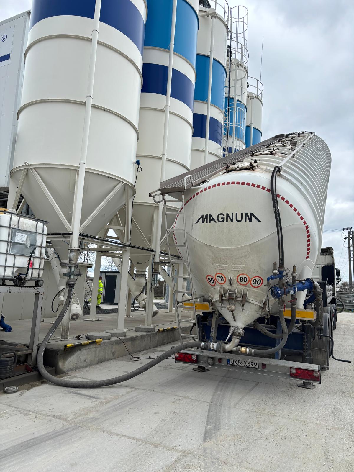 Transloading granulate from big-bags to a silo trailer