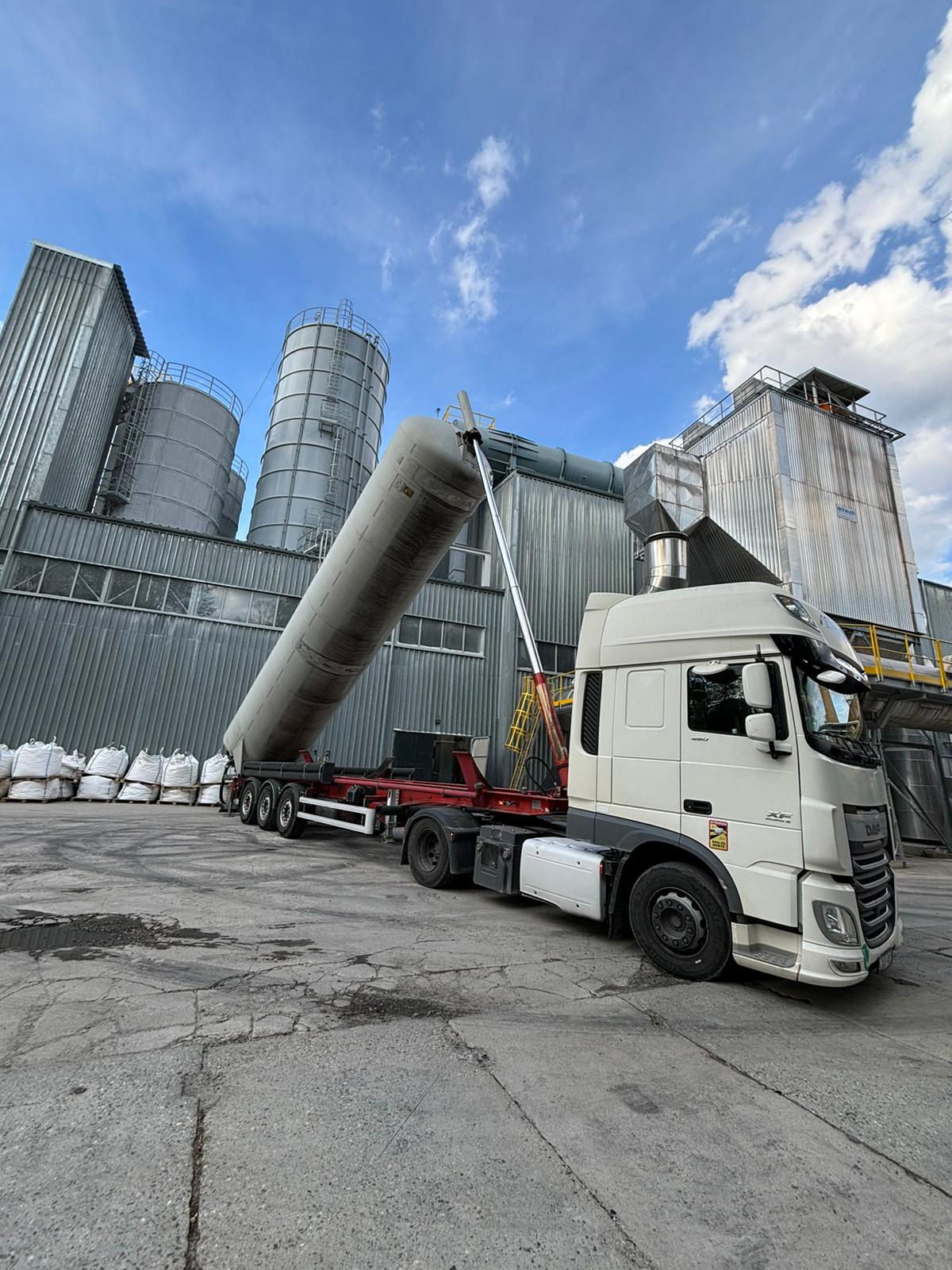 Transloading granulate from big-bags to a silo trailer