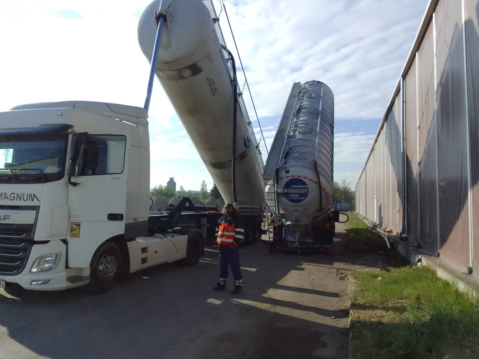 Silo Trailer Paint Renovation – Process, Time and Cost Transloading granulate from big-bags to a silo trailer