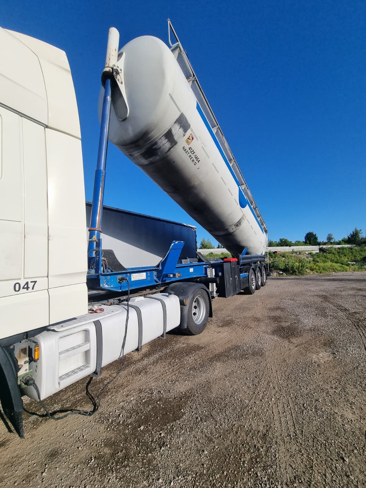 Why Poland is Europe's logistics hub for bulk materials Transloading granulate from big-bags to a silo trailer