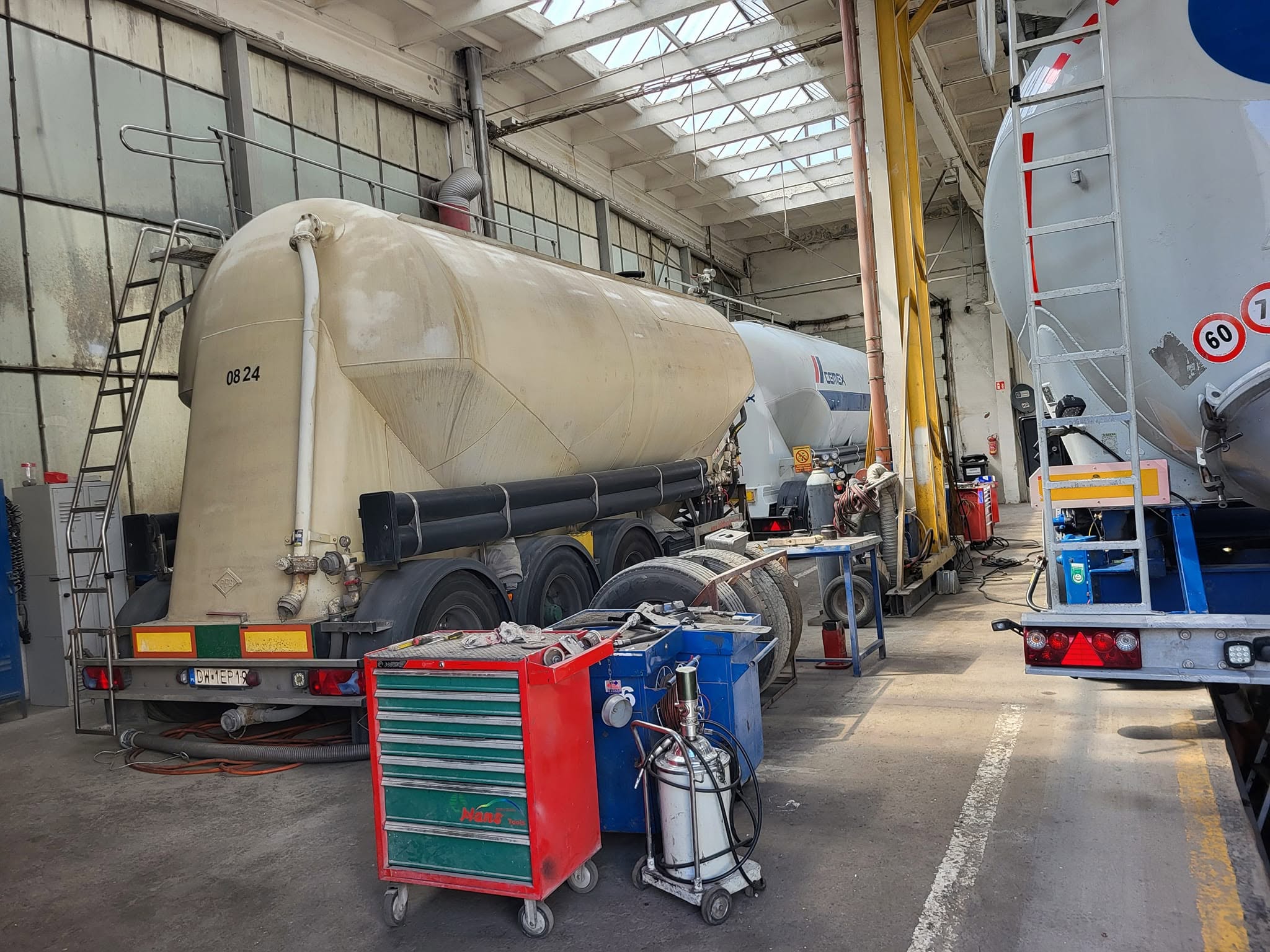 Silo and specialist trailer service