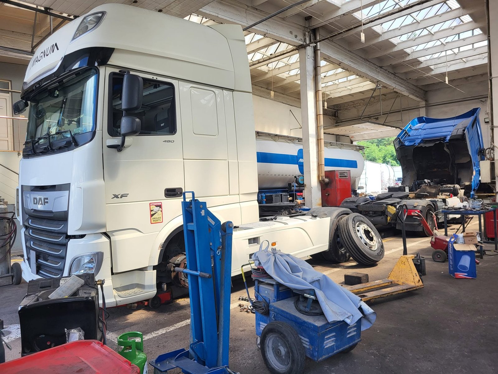 Mobilny mechanik TIR vs warsztat – kiedy która opcja Serwis silonaczep i naczep specjalistycznych