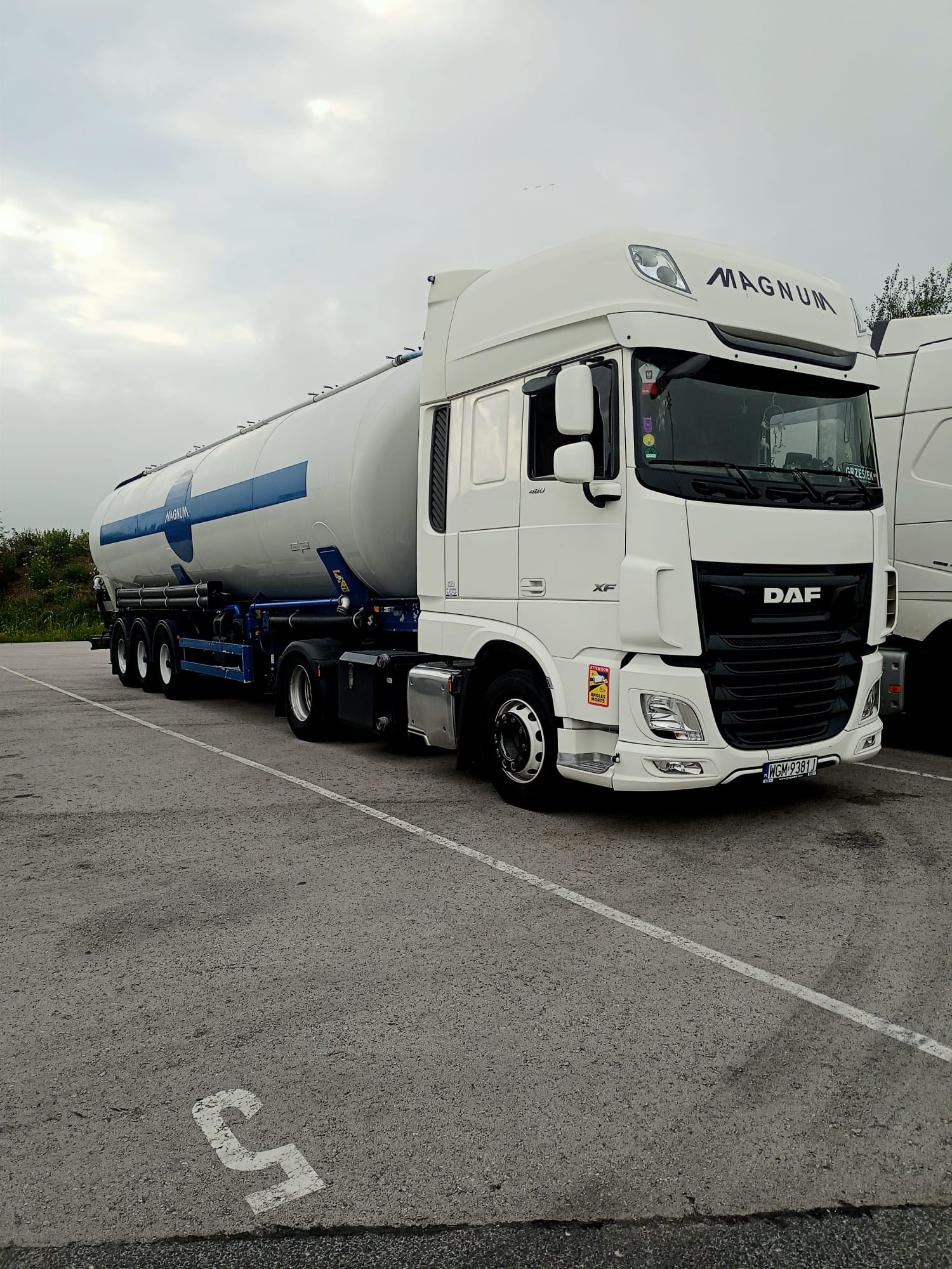 Złącza rozładunkowe silonaczep – PERROT czy Storz? Silonaczepa DAF w transporcie materiałów sypkich