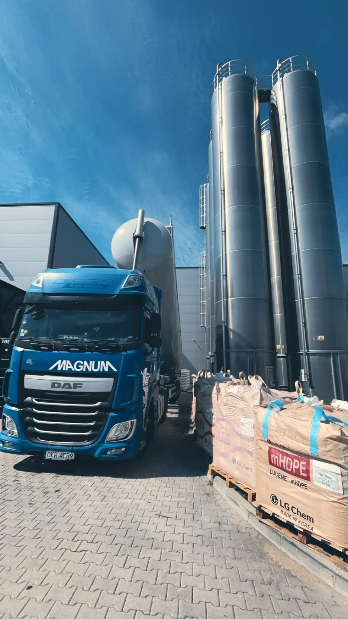 Transport granulatu tworzyw sztucznych silosem – silonaczepa PHS Magnum
