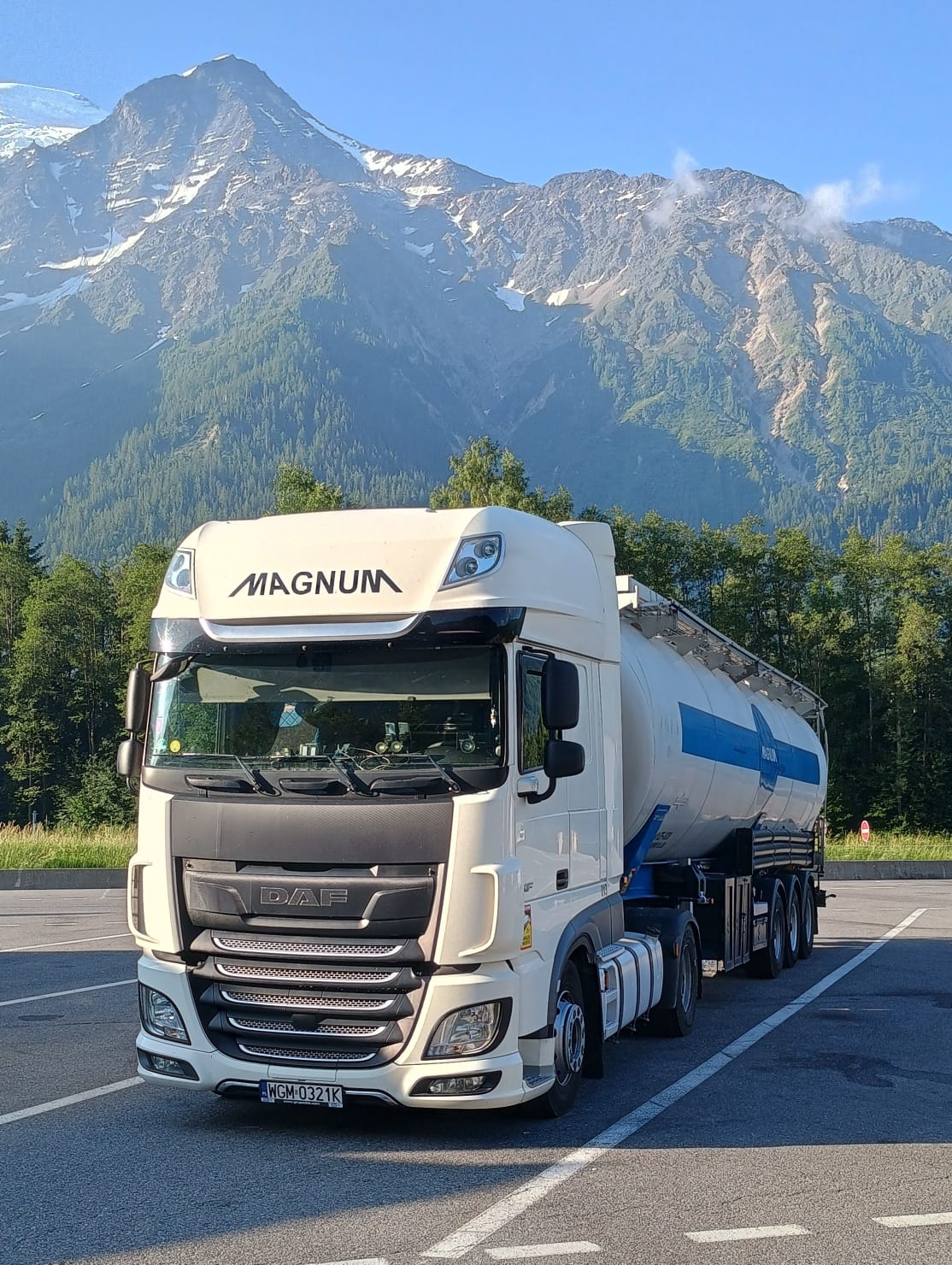 Silo Trailer Service at Motorway A4 – Opole | Magnum DAF silo trailer hauling bulk materials