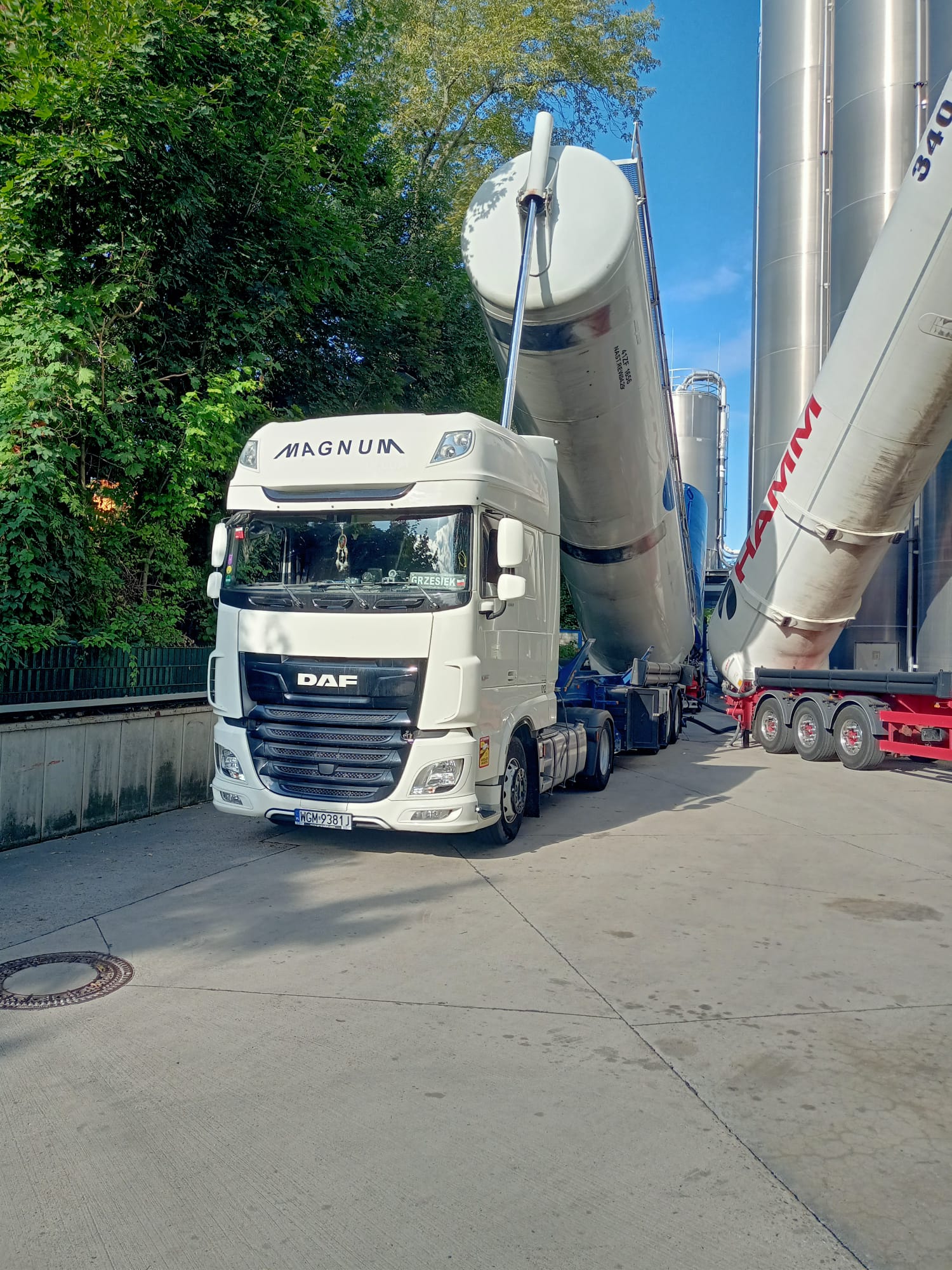 Zakaz eksportu odpadów plastikowych poza OECD od XI 2026 Silonaczepa DAF w transporcie materiałów sypkich