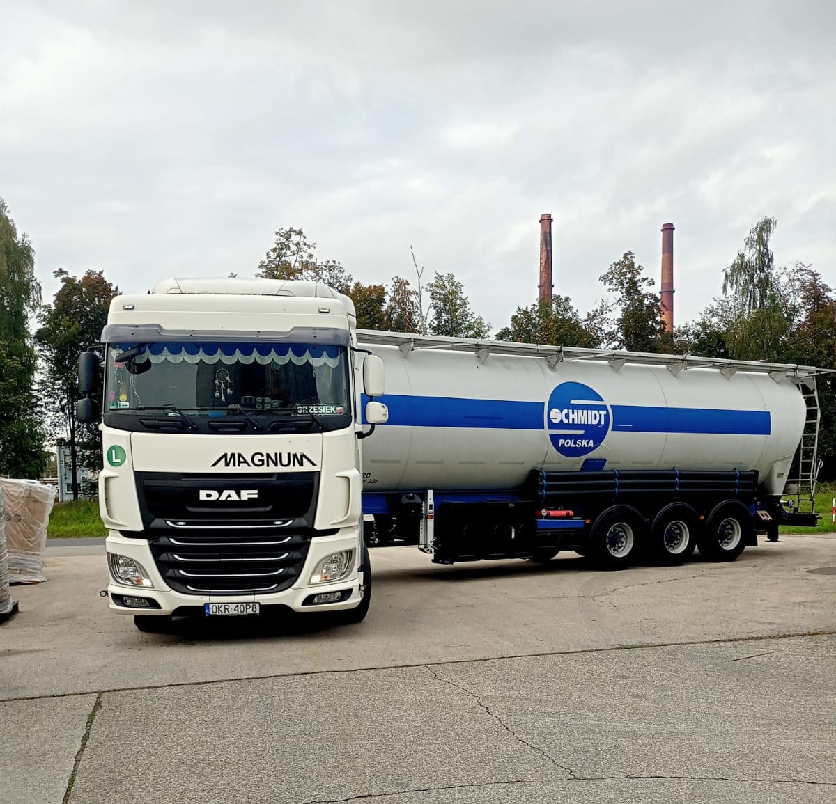 ADR przy transporcie chemii silonaczepą – uprawnienia, klasy Silonaczepa DAF w transporcie materiałów sypkich